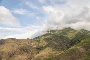 Dağdan vadide sürünen bulutlara manzara manzarası
