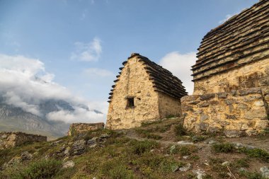 Ölüler Şehri, Kafkasya 'daki ataların iki ve dört katlı çatıları olan özel mahzenlerde gömüldüğü bir yerdir.