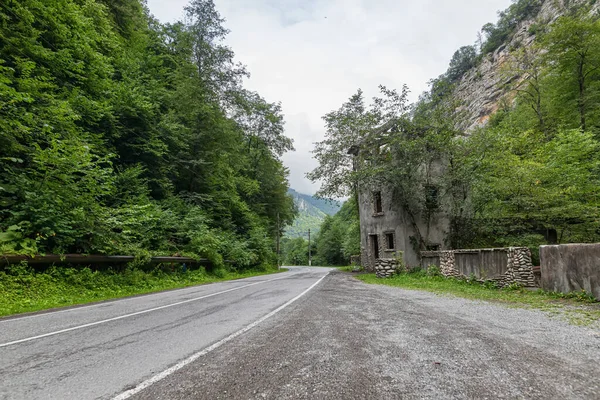 Autostrada Nella Gola Montagna Passa Accanto Alla Vecchia Torre — Foto Stock