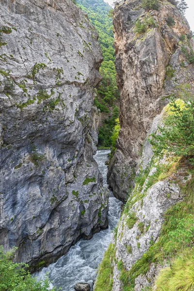 山の峡谷を流れる小さな速い山の川 — ストック写真