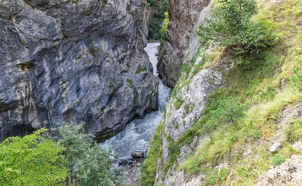Liten Forsande Bergsflod Flyter Bergsravin — Stockfoto