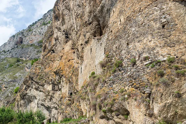 Die Mauer Einer Antiken Verteidigungsfestung Die Eine Steile Felswand Gebaut — Stockfoto