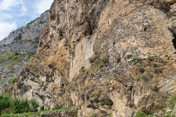 Dik Bir Uçurumun Içine Inşa Edilmiş Antik Bir Savunma Kalesinin — Stok fotoğraf