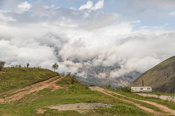 Landschap Uitzicht Van Berg Naar Wolken Kruipen Vallei — Stockfoto