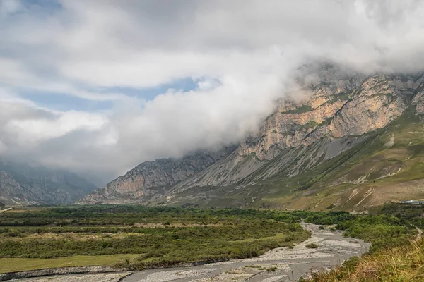 Küçük Hızlı Bir Dağ Nehri Bir Dağ Geçidinde Akıyor — Stok fotoğraf