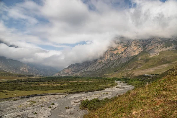 Une Petite Rivière Montagne Rapide Coule Dans Une Gorge Montagne — Photo