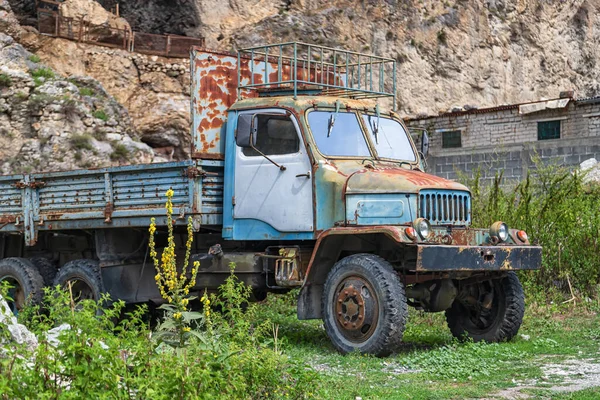 Old Rusty Truck High Mountain Village Useful Transport Cargo Transportation — Stock Photo, Image