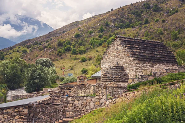 Yüksek Bir Dağ Köyündeki Küçük Eski Bir Tapınak Kuzey Osetya — Stok fotoğraf