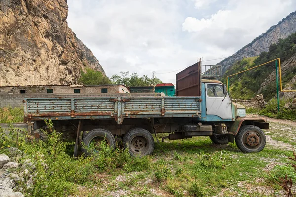 Gammal Rostig Lastbil Högfjällsby Användbar Transport För Godstransport — Stockfoto