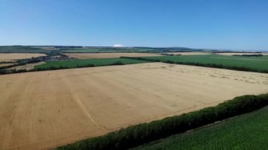 Gündüz tarımsal tarlalar üzerinde hava fotoğrafçılığı