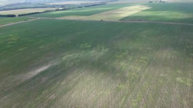 Gündüz tarımsal tarlalar üzerinde hava fotoğrafçılığı