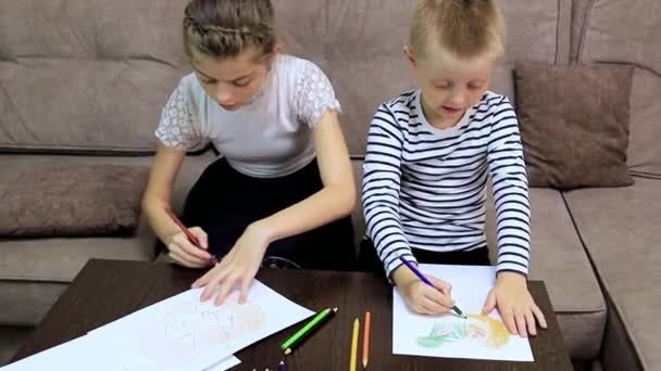 A gyerekek rajzokat rajzolnak a Hallowein témájára — Stock videók