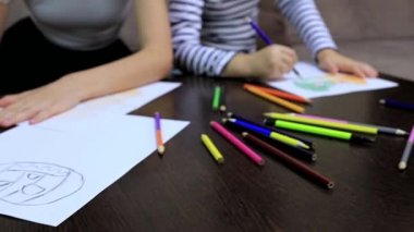 Çocuklar çarşaflara balkabağı çiziyor.