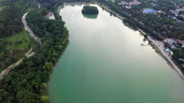 Çeyrek helikopter ormandaki yapay göle ve çalkantılı bir dağ nehrine uçar.