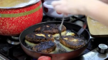 Geleneksel Rus mutfağı. Patatesli yağlı turtada kızartılmış.