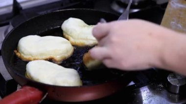 Geleneksel Rus mutfağı. Patatesli yağlı turtada kızartılmış.