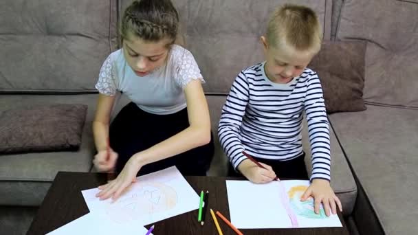 Los niños dibujan dibujos de calabazas en hojas — Vídeos de Stock