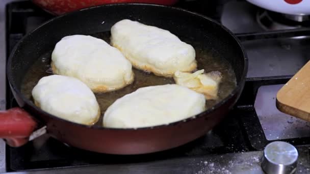 Cocina tradicional rusa casera frita en pasteles de aceite con patatas — Vídeo de stock