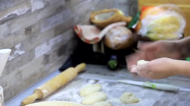 Cocina tradicional rusa casera frita en pasteles de aceite con patatas — Vídeo de stock