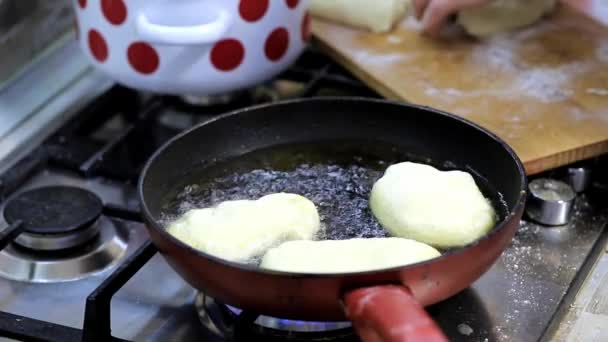 Cocina tradicional rusa casera frita en pasteles de aceite con patatas — Vídeo de stock