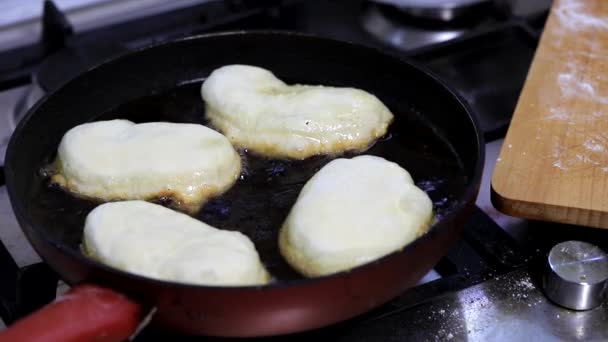 Traditionellt hem ryska köket - stekt i olja pajer med potatis — Stockvideo
