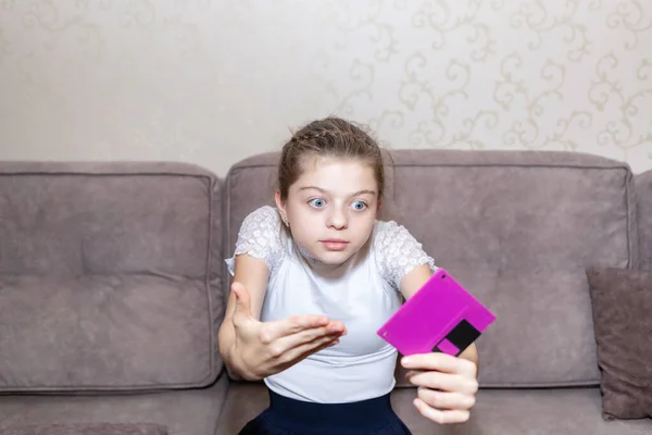 Uma Menina Ensino Médio Está Muito Surpreso Ver Disquete Pela — Fotografia de Stock