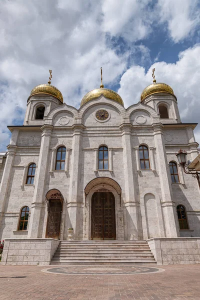 Grote Orthodoxe Kerk Met Witstenen Gevel Vergulde Koepels Tegen Achtergrond — Stockfoto