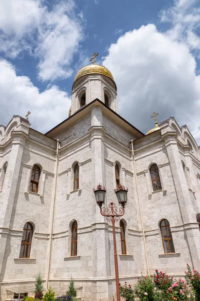 Grote Orthodoxe Kerk Met Witstenen Gevel Vergulde Koepels Tegen Achtergrond — Stockfoto