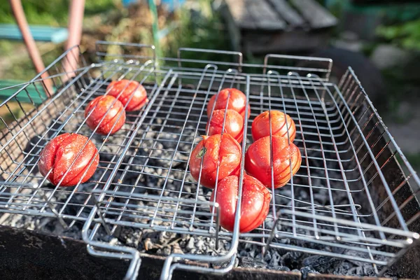 Rajčata Grilu Smaží Uhlících Grilu — Stock fotografie