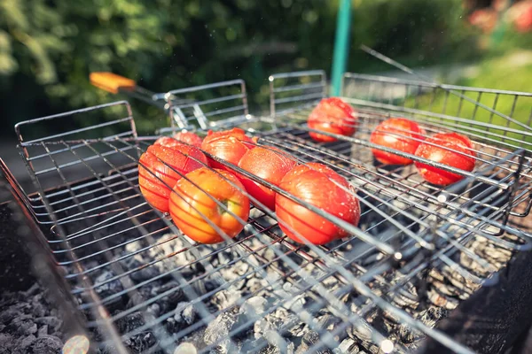 Los Tomates Una Parrilla Barbacoa Fríen Sobre Carbones Parrilla —  Fotos de Stock