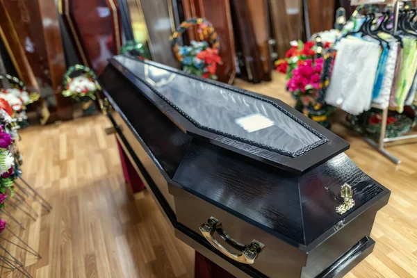 Special Wooden Coffin Glass Insert Funeral Coronavirus Patients Funeral Service — Stock Photo, Image