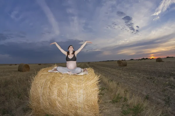 Hermosa mujer embarazada practicando yoga — Foto de Stock