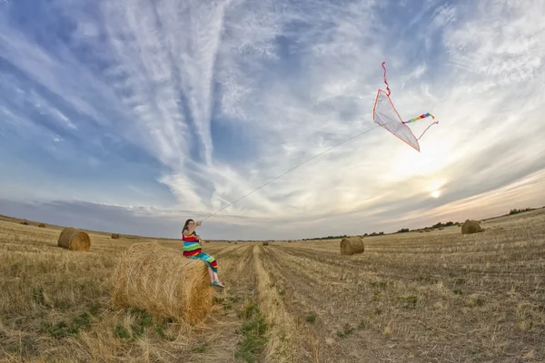 Joven embarazada comienza a volar serpiente en el campo — Foto de Stock