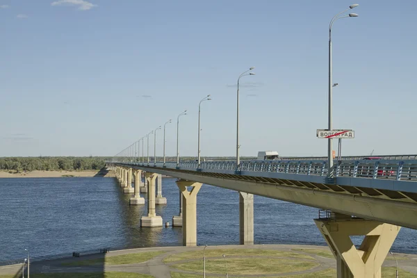 Vzhled na "taneční" most přes řeku Volhu, spojující centrum města a krasnoslobodsk — Stock fotografie
