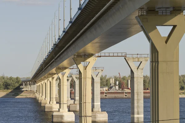 Aparência na ponte "dançando" sobre o rio de Volga, conectando o centro da cidade e Krasnoslobodsk — Fotografia de Stock