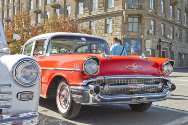 Sergi vintage arabalar şehrin 425th yıldönümü kutlaması eski kırmızı chevrolet