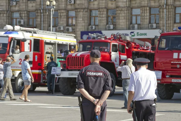 Motores de bomberos en el stand de la exposición bajo el cielo abierto en la explanada de Volgogrado —  Fotos de Stock