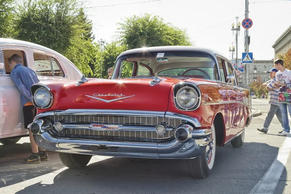 Viejo Chevrolet rojo en exposición de coches antiguos en celebración del 425 aniversario de la ciudad — Foto de Stock