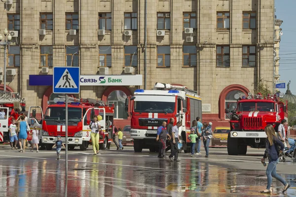 Motores de bomberos en el stand de la exposición bajo el cielo abierto en la explanada de Volgogrado . — Foto de Stock