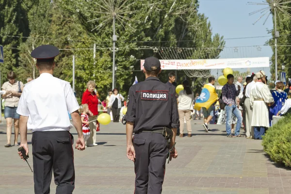 Полицейский наряд обеспечивает порядок и безопасность во время празднования Дня города — стоковое фото