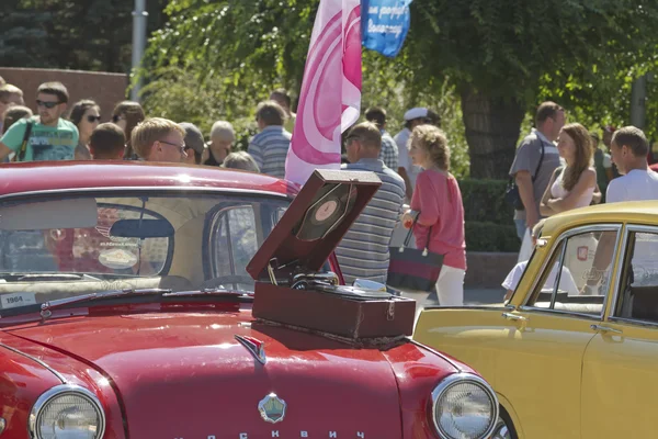Exposición de coches antiguos en celebración del 425 aniversario de la ciudad — Foto de Stock