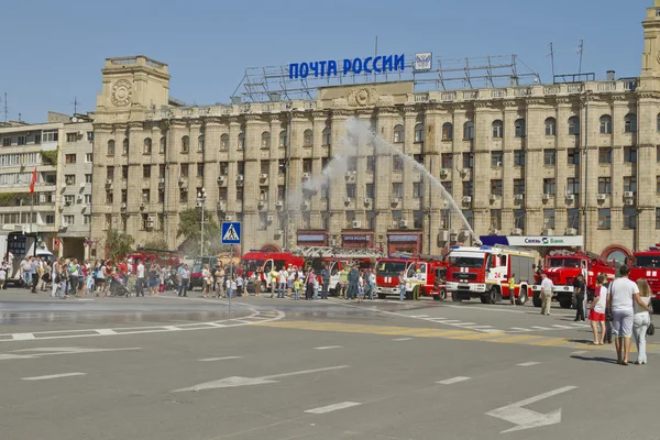 Fire engines at the exhibition under the open sky demonstrate the possibility of a fire hose — Stock Photo, Image