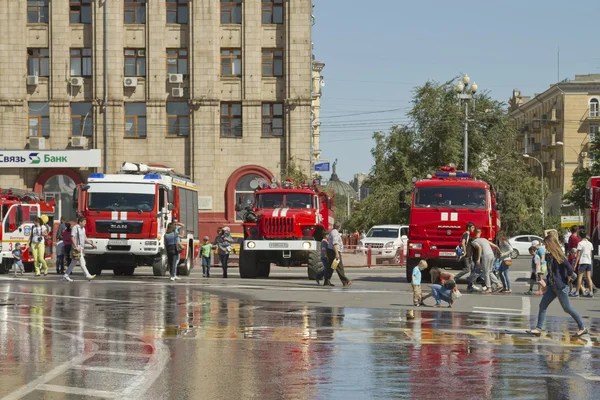 Brandweerauto's op de tentoonstelling staan onder de open hemel op het voorplein van Wolgograd. — Stockfoto