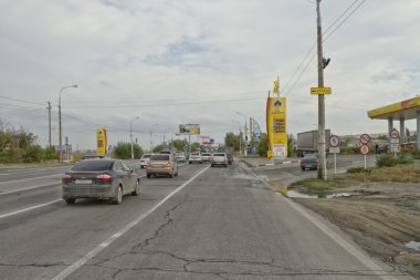 City road, çatlaklar, çukurların ve çukurlar ile kaplıdır.