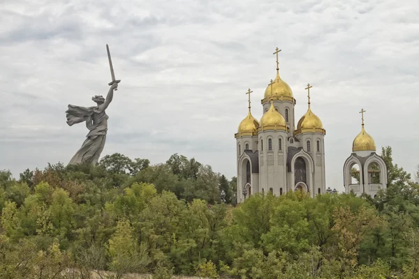 Vue sur l'église de tous les saints et Statue "La Patrie appelle !" — Photo