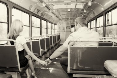 Tramvay şirin bir kız hakkında bilgi almak için genç adam