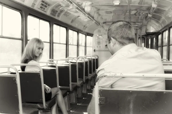 Tramvay şirin bir kız hakkında bilgi almak için genç adam. — Stok fotoğraf