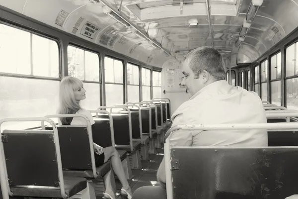 Молодой парень знакомится с симпатичной девушкой в трамвае . — стоковое фото