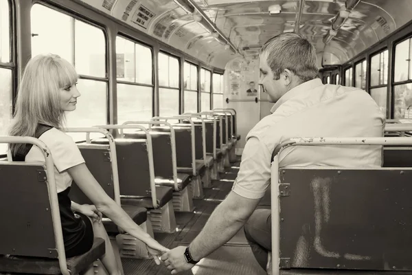 Chico joven para familiarizarse con una chica linda en el tranvía — Foto de Stock