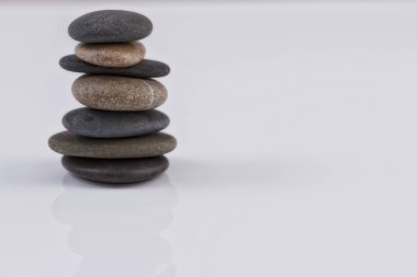 Deniz taşları dengede yığını